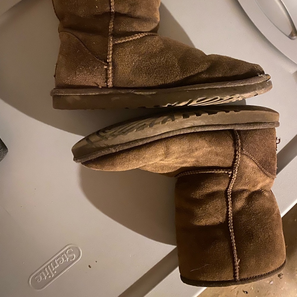 Short chocolate UGGS, size 8